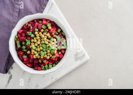 Vinegret - salade de légumes russe traditionnelle dans un bol sur fond clair, vue de dessus Banque D'Images