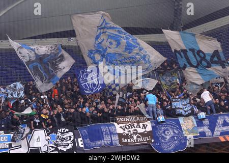Hambourg, Allemagne - 15 février 2024 : les supporters marseillais manifestent leur soutien lors du match de l'UEFA Europa League contre Shakhtar Donetsk au Volksparkstadion de Hambourg, en Allemagne Banque D'Images