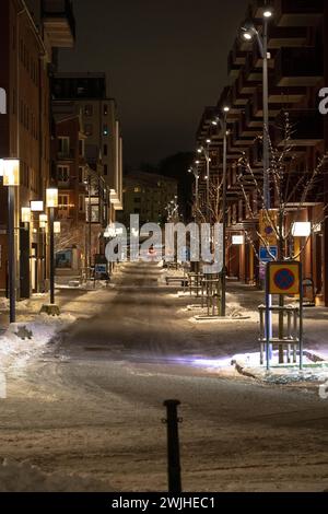 Mölndal, Suède - 08 février 2024 : regarder Bergmansgatan la nuit Banque D'Images