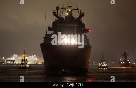 15 février 2024, Mecklembourg-Poméranie occidentale, Warnemünde : avec ses lumières éteintes, le navire ravitailleur de 174 mètres de long de la marine allemande « Bonn » quitte l'arsenal naval après des réparations et se dirige vers la mer Baltique. Le navire de la marine y est arrivé au début de la semaine dernière parce que le joint de l'arbre d'entraînement a dû être réparé en cale sèche. Selon la marine, le «Bonn» participe depuis le début de l'année à la mission OTAN «Force opérationnelle interarmées à très haut niveau de préparation maritime» sur le flanc nord de la mer du Nord et de la mer Baltique et dans l'Atlantique Nord. Photo : Bernd Wüstneck/ Banque D'Images