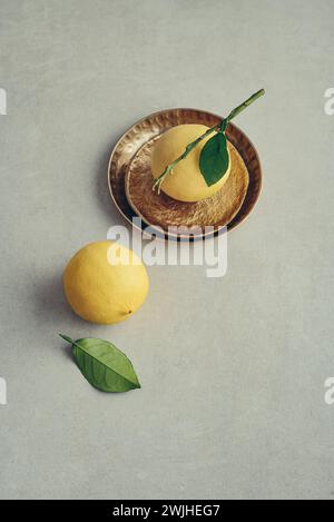 Orange bergamote fraîche mûre, agrumes parfumés utilisés dans le thé earl Grey, médicaments et soins spa, sur fond clair Banque D'Images
