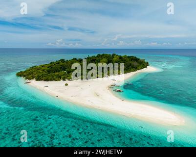 Belles plages sur l'île de Mantigue. Eau turquoise et récifs coralliens. Camiguin, Philippines. Banque D'Images