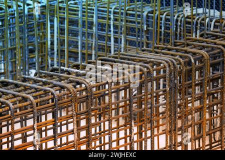 Treillis de construction soudé à partir d'armature en fer durable pour couler des structures en béton, l'industrie de la construction et les solutions d'ingénierie, la publicité Banque D'Images