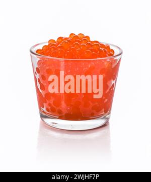 Verre de caviar de truite rouge isolé sur fond blanc Banque D'Images
