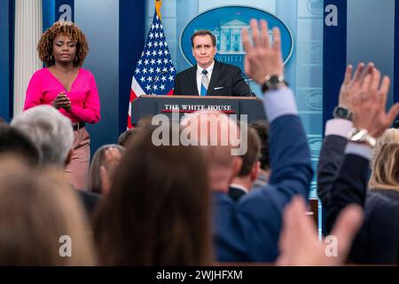 Washington, Vereinigte Staaten. 15 février 2024. John Kirby, coordonnateur des communications stratégiques du Conseil de sécurité nationale, prend la parole lors du point de presse de la Maison Blanche à Washington, DC, le jeudi 15 février 2024. Crédit : Ken Cedeno/Pool via CNP/dpa/Alamy Live News Banque D'Images