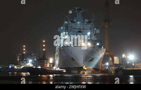 15 février 2024, Mecklembourg-Poméranie occidentale, Warnemünde : le navire ravitailleur de 174 mètres de long de la marine allemande « Bonn » est amarré au quai après des réparations à l'arsenal naval et se dirigera vers la mer Baltique peu de temps après. Le plus gros navire de la marine y est arrivé au début de la semaine dernière parce que le joint de l'arbre d'entraînement a dû être réparé en cale sèche. Selon la marine, le «Bonn» participe depuis le début à la mission OTAN «Force opérationnelle interarmées à très haut niveau de préparation maritime» sur le flanc nord de la mer du Nord et de la mer Baltique et dans l'Atlantique Nord Banque D'Images