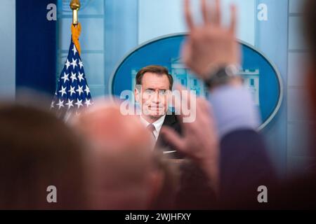 Washington, Vereinigte Staaten. 15 février 2024. John Kirby, coordonnateur des communications stratégiques du Conseil de sécurité nationale, prend la parole lors du point de presse de la Maison Blanche à Washington, DC, le jeudi 15 février 2024. Crédit : Ken Cedeno/Pool via CNP/dpa/Alamy Live News Banque D'Images