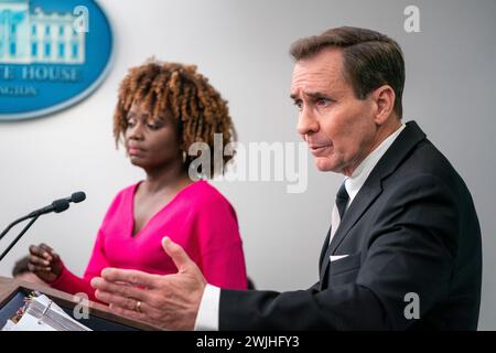 Washington, Vereinigte Staaten. 15 février 2024. John Kirby, coordonnateur des communications stratégiques du Conseil de sécurité nationale, prend la parole lors du point de presse de la Maison Blanche à Washington, DC, le jeudi 15 février 2024. Crédit : Ken Cedeno/Pool via CNP/dpa/Alamy Live News Banque D'Images