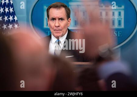 Washington, Vereinigte Staaten. 15 février 2024. John Kirby, coordonnateur des communications stratégiques du Conseil de sécurité nationale, prend la parole lors du point de presse de la Maison Blanche à Washington, DC, le jeudi 15 février 2024. Crédit : Ken Cedeno/Pool via CNP/dpa/Alamy Live News Banque D'Images