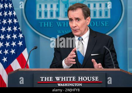 Washington, Vereinigte Staaten. 15 février 2024. John Kirby, coordonnateur des communications stratégiques du Conseil de sécurité nationale, prend la parole lors du point de presse de la Maison Blanche à Washington, DC, le jeudi 15 février 2024. Crédit : Ken Cedeno/Pool via CNP/dpa/Alamy Live News Banque D'Images