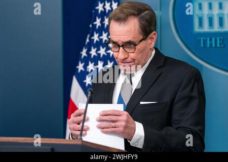 Washington, Vereinigte Staaten. 15 février 2024. John Kirby, coordonnateur des communications stratégiques du Conseil de sécurité nationale, prend la parole lors du point de presse de la Maison Blanche à Washington, DC, le jeudi 15 février 2024. Crédit : Ken Cedeno/Pool via CNP/dpa/Alamy Live News Banque D'Images