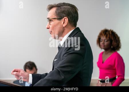 Washington, Vereinigte Staaten. 15 février 2024. John Kirby, coordonnateur des communications stratégiques du Conseil de sécurité nationale, prend la parole lors du point de presse de la Maison Blanche à Washington, DC, le jeudi 15 février 2024. Crédit : Ken Cedeno/Pool via CNP/dpa/Alamy Live News Banque D'Images