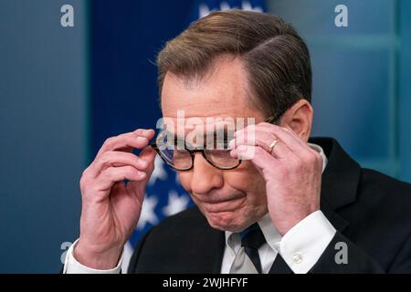 Washington, Vereinigte Staaten. 15 février 2024. John Kirby, coordonnateur des communications stratégiques du Conseil de sécurité nationale, prend la parole lors du point de presse de la Maison Blanche à Washington, DC, le jeudi 15 février 2024. Crédit : Ken Cedeno/Pool via CNP/dpa/Alamy Live News Banque D'Images