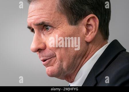 Washington, Vereinigte Staaten. 15 février 2024. John Kirby, coordonnateur des communications stratégiques du Conseil de sécurité nationale, prend la parole lors du point de presse de la Maison Blanche à Washington, DC, le jeudi 15 février 2024. Crédit : Ken Cedeno/Pool via CNP/dpa/Alamy Live News Banque D'Images