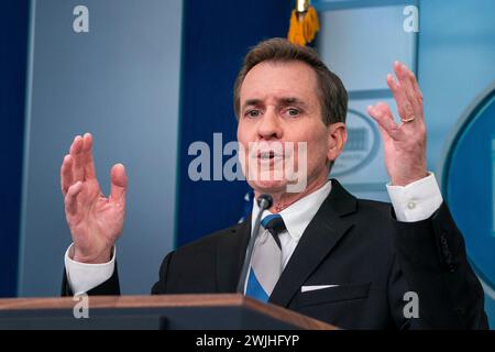 Washington, Vereinigte Staaten. 15 février 2024. John Kirby, coordonnateur des communications stratégiques du Conseil de sécurité nationale, prend la parole lors du point de presse de la Maison Blanche à Washington, DC, le jeudi 15 février 2024. Crédit : Ken Cedeno/Pool via CNP/dpa/Alamy Live News Banque D'Images