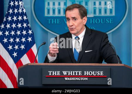 Washington, Vereinigte Staaten. 15 février 2024. John Kirby, coordonnateur des communications stratégiques du Conseil de sécurité nationale, prend la parole lors du point de presse de la Maison Blanche à Washington, DC, le jeudi 15 février 2024. Crédit : Ken Cedeno/Pool via CNP/dpa/Alamy Live News Banque D'Images