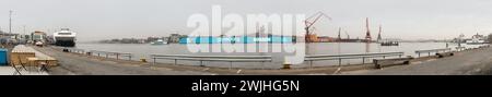 Gothenburg, Suède - 22 mars 2016 : vue panoramique sur Lindholmen depuis Skeppsbron. Banque D'Images