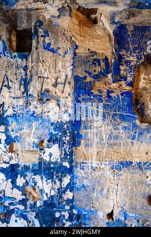 Grafitti sur un mur bleu vif à une batterie militaire côtière de la seconde Guerre mondiale, Mistra, Malte Banque D'Images