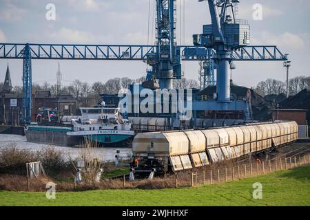 Le port NIAG Rhin à Rheinberg-Orsoy, déchargement des cargos avec du charbon importé, puis chargement sur des wagons de marchandises, port trimodal, NRW, Allemagne, Banque D'Images