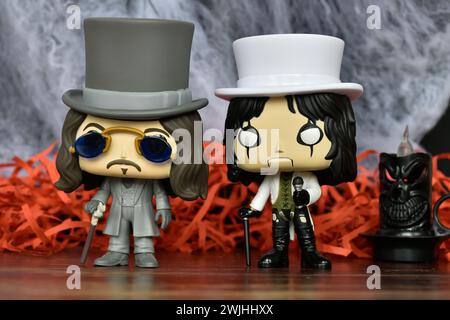 Funko figurines pop d'action du vampire Dracula de Bram Stoker et de la chanteuse de hard rock Alice Cooper. Décor effrayant, bougie noire, ambiance gothique, horreur. Banque D'Images