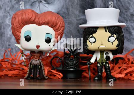 Figurines Funko Pop de Red Queen du film fantastique Alice au pays des merveilles et de la chanteuse de hard rock Alice Cooper. Décor effrayant, bougie noire. Banque D'Images