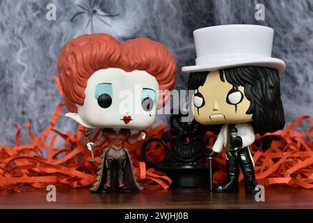 Figurines Funko Pop de Red Queen du film fantastique Alice au pays des merveilles et de la chanteuse de hard rock Alice Cooper. Décor effrayant, bougie noire. Banque D'Images