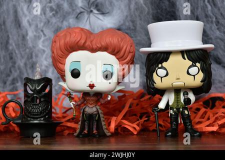 Figurines Funko Pop de Red Queen du film fantastique Alice au pays des merveilles et de la chanteuse de hard rock Alice Cooper. Décor effrayant, bougie noire. Banque D'Images