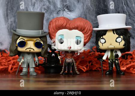 Funko figurines pop d'action de Bram Stoker's Dracula vampire, Red Queen d'Alice au pays des merveilles, chanteuse de hard rock Alice Cooper. Décoration d'Halloween effrayante. Banque D'Images