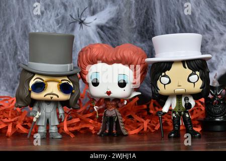 Funko figurines pop d'action de Bram Stoker's Dracula vampire, Red Queen d'Alice au pays des merveilles, chanteuse de hard rock Alice Cooper. Décoration d'Halloween effrayante. Banque D'Images