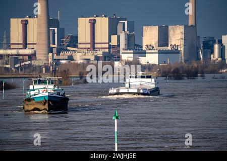 Navires de charge sur le Rhin près de Rheinberg, à l'arrière-plan la centrale à charbon de Voerde déclassée, actuellement en cours de démantèlement, fl Banque D'Images