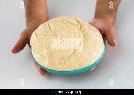 Jeune homme faisant du pain maison dans sa cuisine Banque D'Images