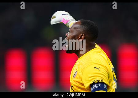 Milan, Italie. 15 février 2024. Foto Spada/LaPresse 15 Febbraio 2024 - Milano, Italia - sport, calcio - AC Milan vs Rennes - Europa League 2023/2024 - play off - Stadio San Siro Nella foto: steve mandanda ( Rennes ) 15 février 2024 Milan, Italie - sport, calcio - AC Milan vs Rennes - Europa League 2023/2024 - San Siro Stadium . Sur la photo : steve mandanda ( Rennes ) crédit : LaPresse/Alamy Live News Banque D'Images