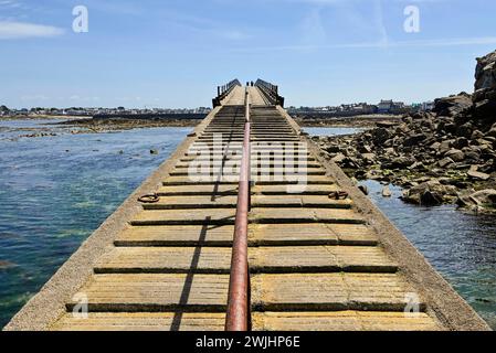 Rampe en béton du quai de ferry pour Ile de Batz, Roscoff, Finistère, Bretagne, France Banque D'Images