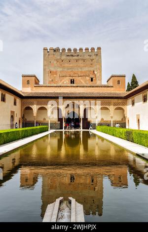 Cour myrte avec bassin d'eau et Torre de Comares, architecture mauresque arabesque, palais nasrides, Alhambra, Grenade, Andalousie, Espagne Banque D'Images