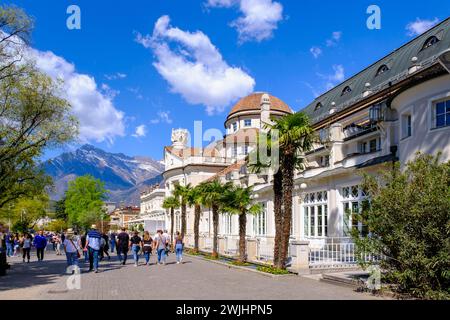 Passer Promenade avec hôtel spa, Merano, Tyrol du Sud, Italie Banque D'Images