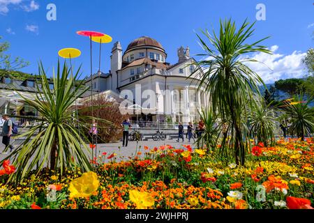 Passer Promenade avec hôtel spa, Merano, Tyrol du Sud, Italie Banque D'Images