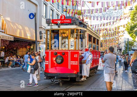 Istanbul, Turquie - 2 août 2023 : embarquez pour une excursion en tramway hyper-lapse dans le quartier Kabatas d'Istanbul où se déroule un récit visuel passionnant Banque D'Images