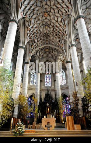 Zone de l'autel, gothique Heilig-Kreuz-Muenster, également connu sous le nom de Muenster zum Heiligen Kreuz, voûte nervurée dans la zone du chœur, la construction a commencé vers 1315 Banque D'Images