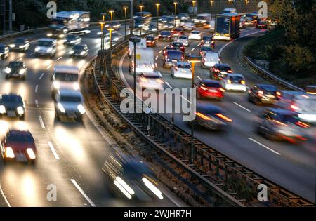 Trafic intense sur l'autoroute A100, Berlin, 23.11.2020 Banque D'Images