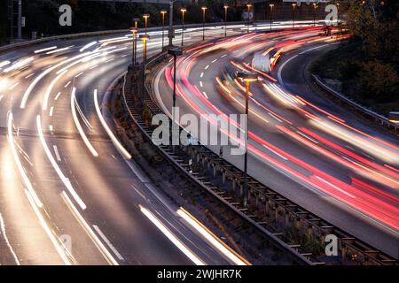 Trafic intense sur l'autoroute A100, Berlin, 23.11.2020 Banque D'Images