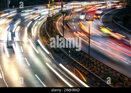 Trafic intense sur l'autoroute A100, Berlin, 23.11.2020 Banque D'Images