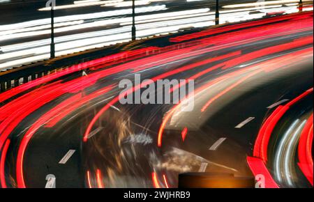 Trafic intense sur l'autoroute A100, Berlin, 23.11.2020 Banque D'Images