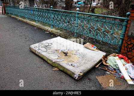 Un matelas couché sur un trottoir, élimination illégale des déchets dans le quartier berlinois de Wedding, 15/02/2024 Banque D'Images