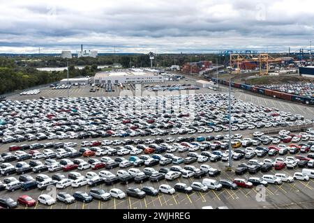 Terminal automobile dans le port intérieur Logport 1, Duisburg, manutention de véhicules neufs, 27/09/2020 Banque D'Images