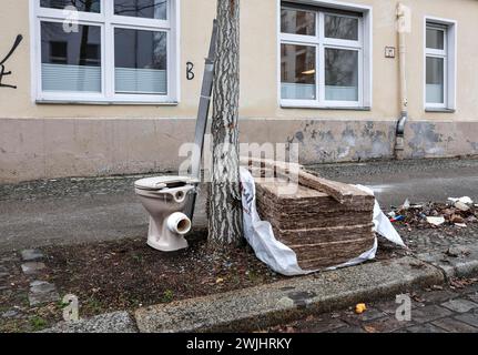 Toilettes sur un trottoir, élimination illégale des déchets dans le quartier berlinois de Wedding, 15.02.2024 Banque D'Images