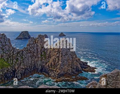 Formation de roches escarpées à la pointe de Penhir, un cap sur la péninsule de Crozon, sur la côte atlantique de la Bretagne. Pointe de Pen Hir, Camaret-sur-mer Banque D'Images