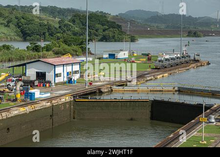 Canal de Panama, Panama - 24 juillet 2023 : gros plan, Miraflores écluses gauche chambre sortie nord et portes, rivage vert sous nuages bleus.. Vert Banque D'Images