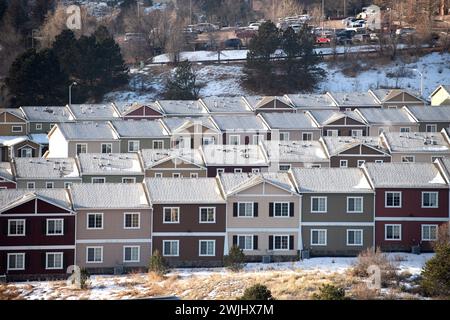 Appartements multifamiliaux, maisons en rangée et immeubles en copropriété dans le développement Briargate dans le nord de Colorado Springs, Colorado Banque D'Images