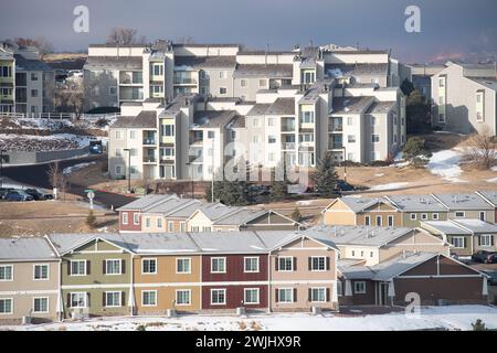 Appartements multifamiliaux, maisons en rangée et immeubles en copropriété dans le développement Briargate dans le nord de Colorado Springs, Colorado Banque D'Images