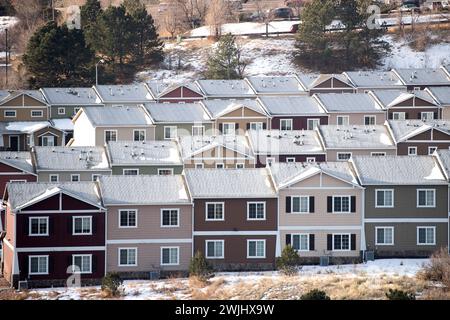 Appartements multifamiliaux, maisons en rangée et immeubles en copropriété dans le développement Briargate dans le nord de Colorado Springs, Colorado Banque D'Images